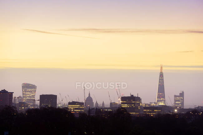 Uk, london, skyline mit 20 fenchurch street, st paul 's cathedral und die Scherbe im Morgengrauen — Stockfoto