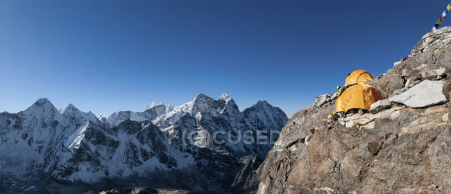 Nepal, Himalaya, Solo Khumbu, Camp 2, Ama Dablam South West Ridge durante el día - foto de stock