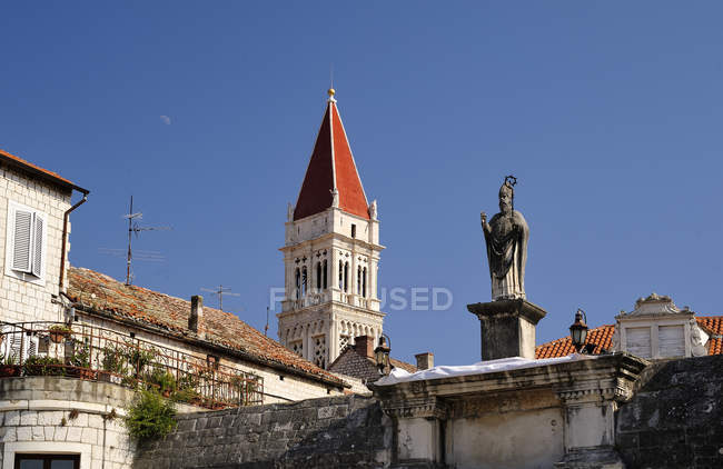 Croácia, Trogir, Catedral de São Lourenço, pináculo contra o céu azul — Fotografia de Stock
