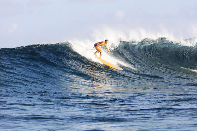 Maledives, Atollo Maschile Meridionale, surfista donna un'onda — Foto stock
