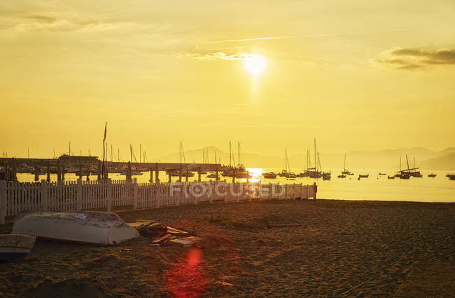 Italia, Liguria, Sestri Levante, playa y puerto al atardecer - foto de stock