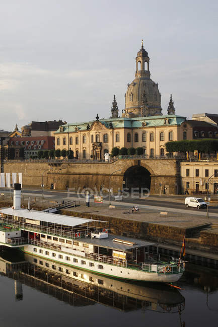 Allemagne, Saxe, Dresde, Vue sur l'église Notre-Dame et l'Elbe le matin — Photo de stock