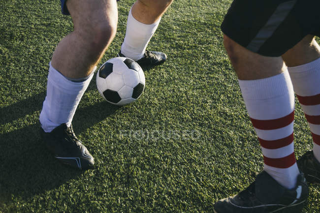 Ноги футболистов на футбольном поле — стоковое фото