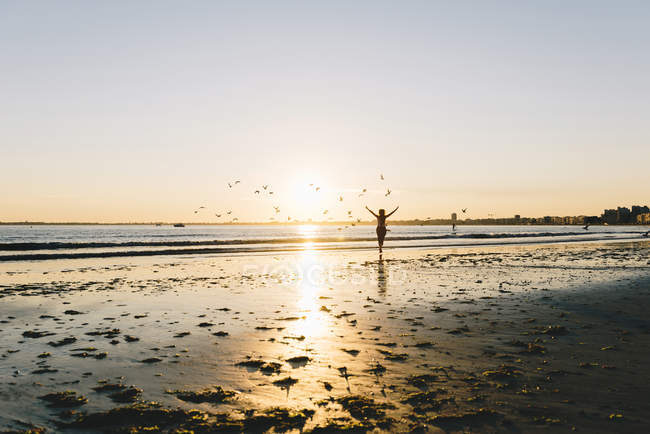 Frankreich Pornichet Silhouette Einer Laufenden Frau Am Strand Bei Sonnenuntergang Aussenbereich Romantisch Stock Photo