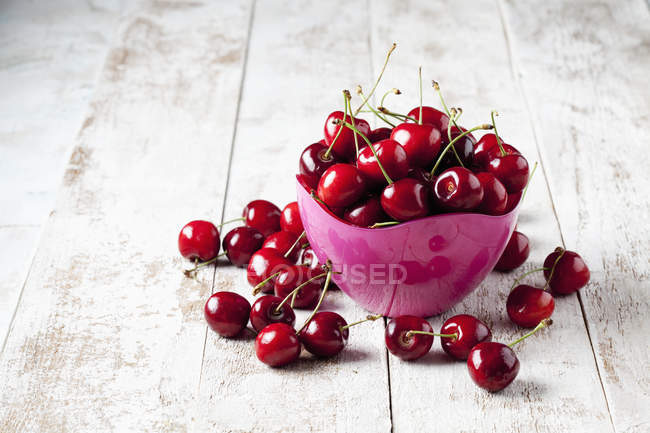 Pink bowl of cherries — Stock Photo