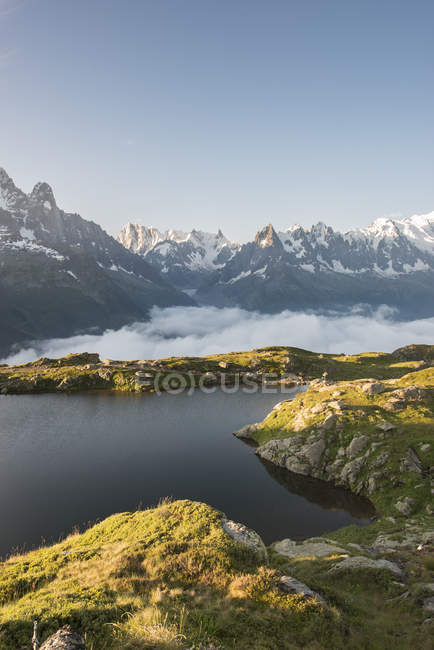 France, Mont Blanc, Lac Cheserys, montagne et lac au lever du soleil — Photo de stock