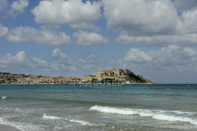 Francia, Córcega, Haute-Corse, Vista a Calvi durante el día - foto de stock