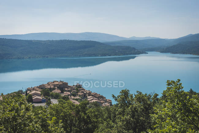 Спокойное озеро Сент-Круа — стоковое фото
