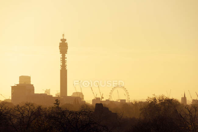 Regno Unito, Londra, skyline con BT Tower e London Eye alla luce del mattino — Foto stock