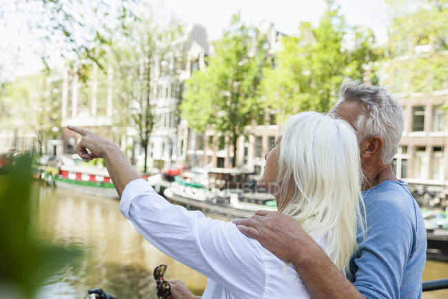 Нидерланды, Амстердам, пожилая пара на городском канале — стоковое фото