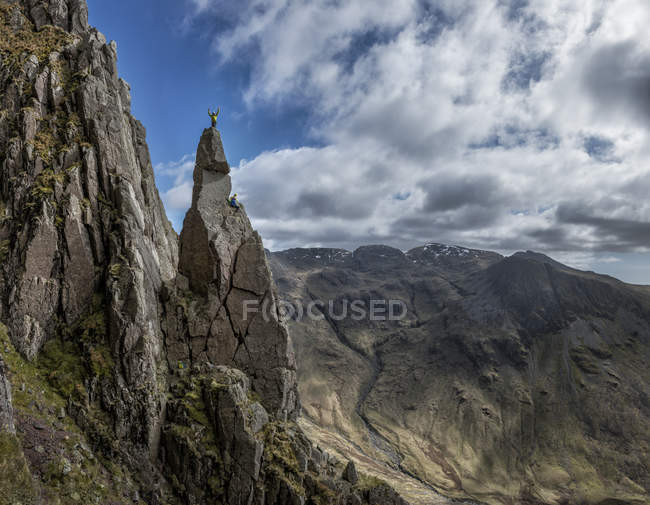 Angleterre, Cumbria, Lake District, Wasdale Valley, Great Gable, grimpeurs sur les rochers — Photo de stock