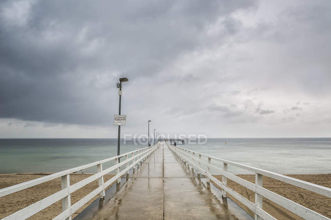 Alemania, Timmendorf Beach, vista al puente marítimo, tiempo lluvioso - foto de stock