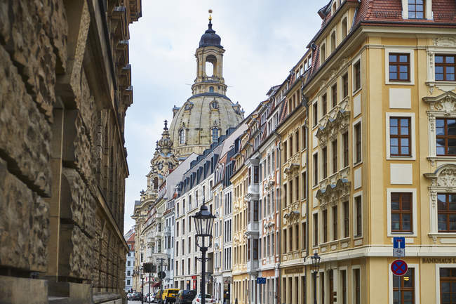 Alemanha, Dresden, vista da cidade velha com fachadas reabilitadas e Igreja de Nossa Senhora em segundo plano — Fotografia de Stock