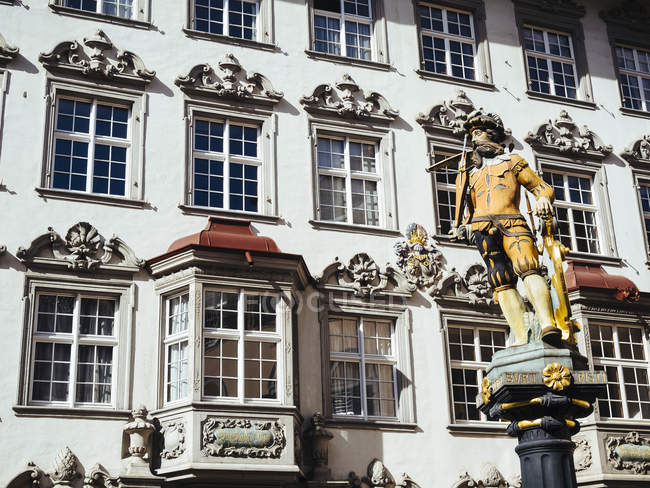Svizzera, Sciaffusa, veduta alla scultura su una fontana nel centro storico — Foto stock