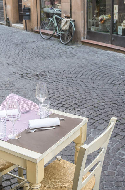 Table d'un restaurant debout sur le trottoir, Ravenne, Italie — Photo de stock