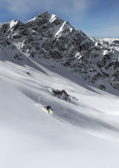 Francia, Queyras, Parco Naturale, uomo fuoripista sciare in montagna — Foto stock