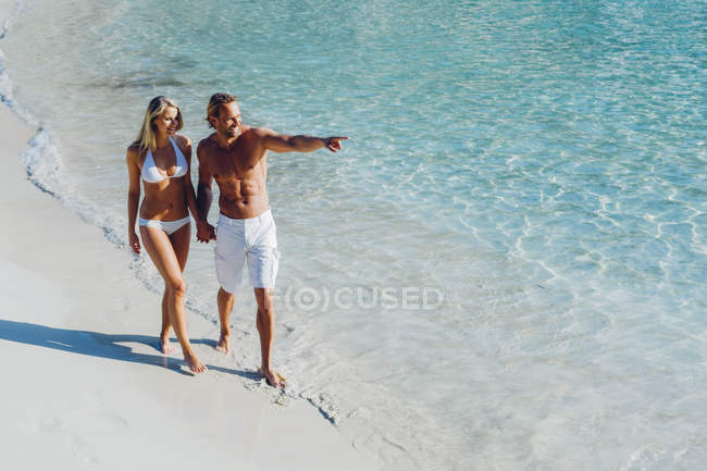 Casal andando na praia — Fotografia de Stock