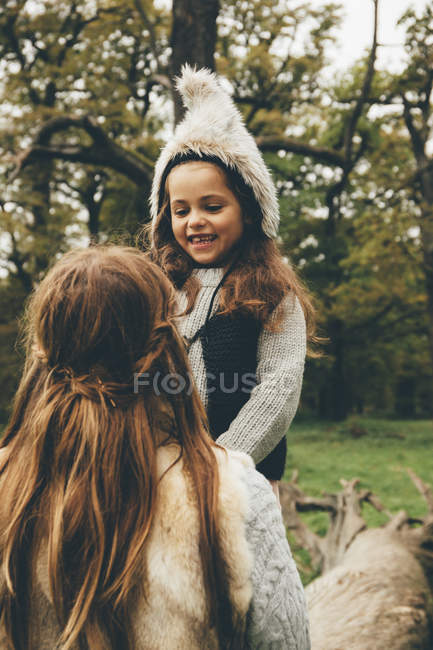 Портрет дівчинка дивиться в її мати в парку — стокове фото
