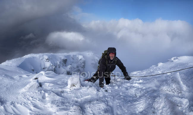 Scotland, Glencoe, Stob Coire Nan Lochain, mountaineering in winter — Stock Photo