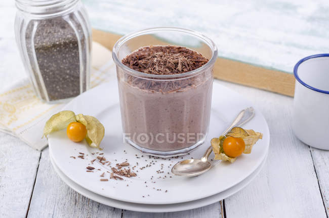Bicchiere di budino al cioccolato con semi di chia cosparso di rasatura al cioccolato — Foto stock