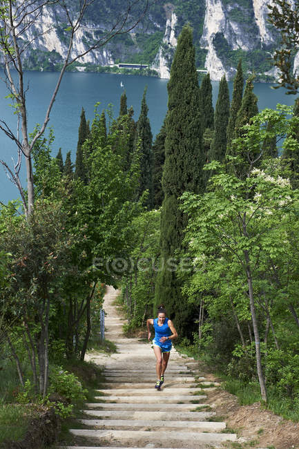 Mulher correndo em escadas no Lago de Garda — Fotografia de Stock