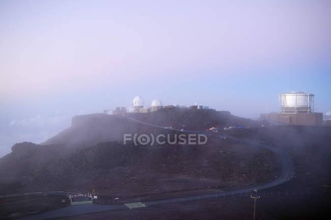 EUA, Havaí, Maui, Haleakala, observatório no topo da montanha no nevoeiro da manhã — Fotografia de Stock