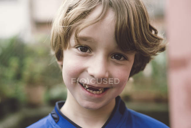 Portrait de garçon souriant avec trou dentaire regardant la caméra — Photo de stock
