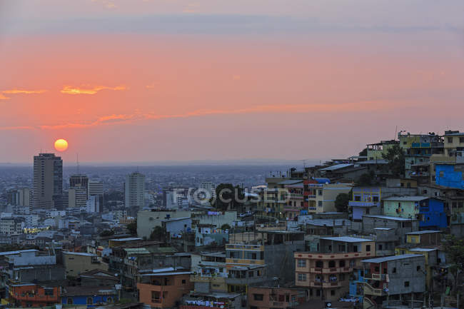 Sudamérica, Ecuador, Guayas Province, Guayaquil cityscape at sunset - foto de stock
