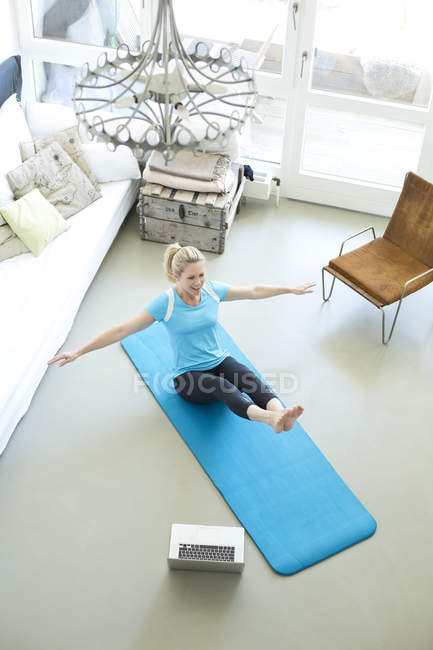 Frau mit Laptop beim Training — Stockfoto