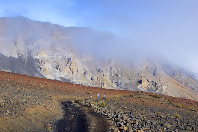 USA, Hawaï, Maui, Haleakala, sentier pédestre dans le cratère volcanique — Photo de stock
