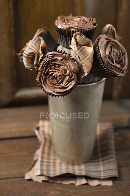 Кексы с шоколадными розами из ганаха — стоковое фото