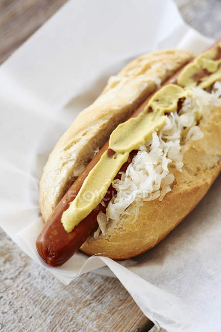 Hot dog végétalien avec choucroute et moutarde sur serviette — Photo de stock