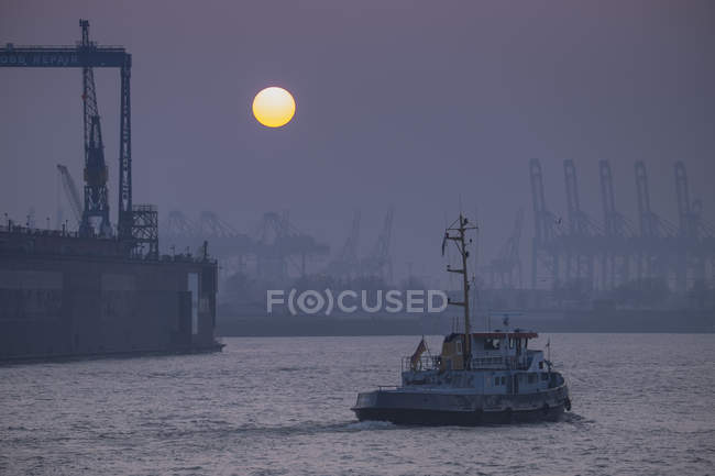 Vista del porto container al tramonto, Amburgo, Germania — Foto stock