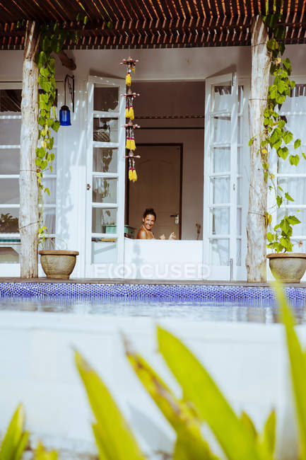 Indonesia, Bali, mujer feliz en la bañera - foto de stock