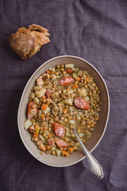 Sopa de lentejas con salchicha de cerdo picada — tazón, mantel - Stock  Photo | #180100104