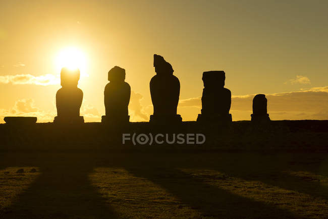Острів Пасхи, Ханга-РОА, захід сонця з п'яти моаї у Tahai урочисте комплексі, археологічні розкопки — стокове фото