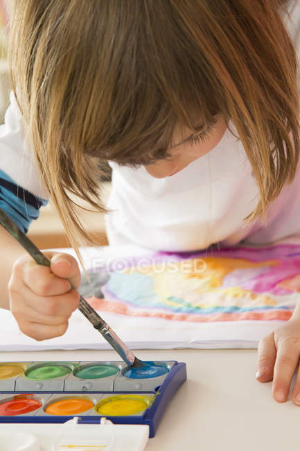 Niña pintando con acuarelas - foto de stock