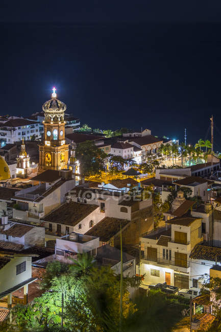 Messico, Puerto Vallarta di notte, illuminato in centro con torre della chiesa — Foto stock