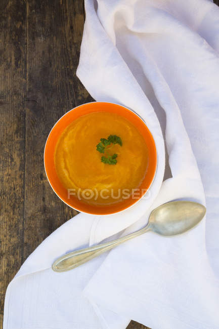 Морква супу з ложкою і серветкою — стокове фото