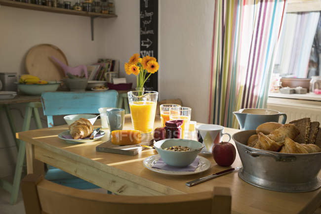 Laid breakfast table in empty house — Stock Photo