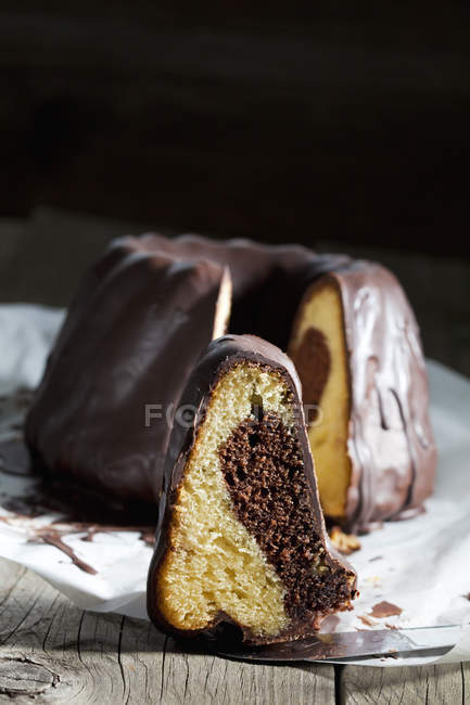 Pezzo di torta al cioccolato e coltello — Foto stock