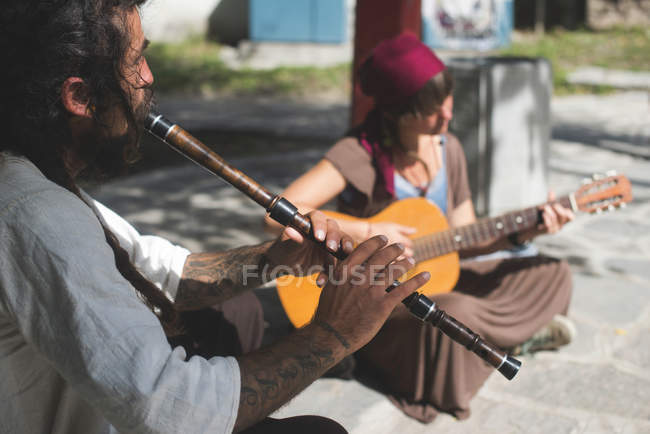 Straßenmusiker spielt Flöte — Stockfoto