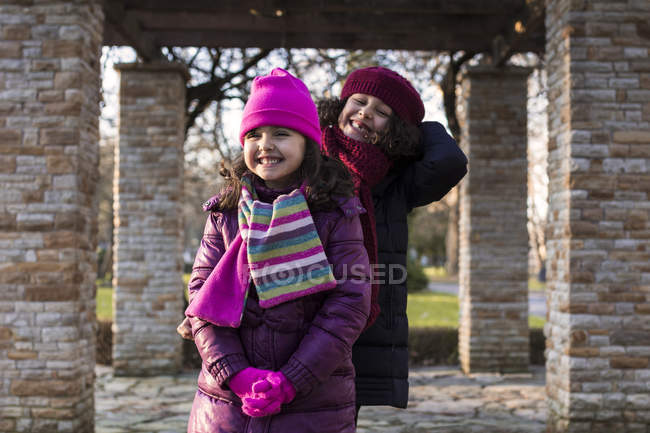 Sorridenti bambine in un parco — Foto stock