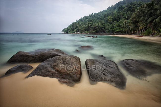 Malasia, Isla Tioman, playa con rocas - foto de stock