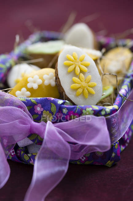 Cesta de Páscoa com mini bolos decorados com maçapão — Fotografia de Stock