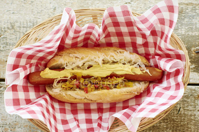 Hot dog végétalien avec choucroute et savourer sur la serviette dans le panier — Photo de stock