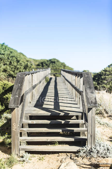 Espagne, Andalousie, Tarifa, Escaliers de passerelle en bois — Photo de stock