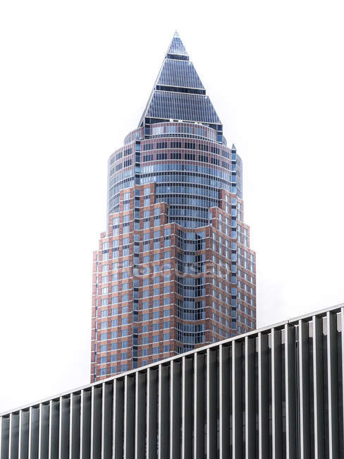 Deutschland, Frankfurt, Ausstellungsturm gegen den Himmel — Stockfoto