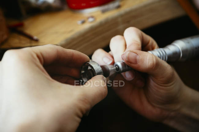 Голдсмит полирует обручальные кольца в стиле Мокуме Гейна — стоковое фото