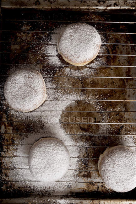 Gros plan de beignets bismarck sur grille de cuisson — Photo de stock